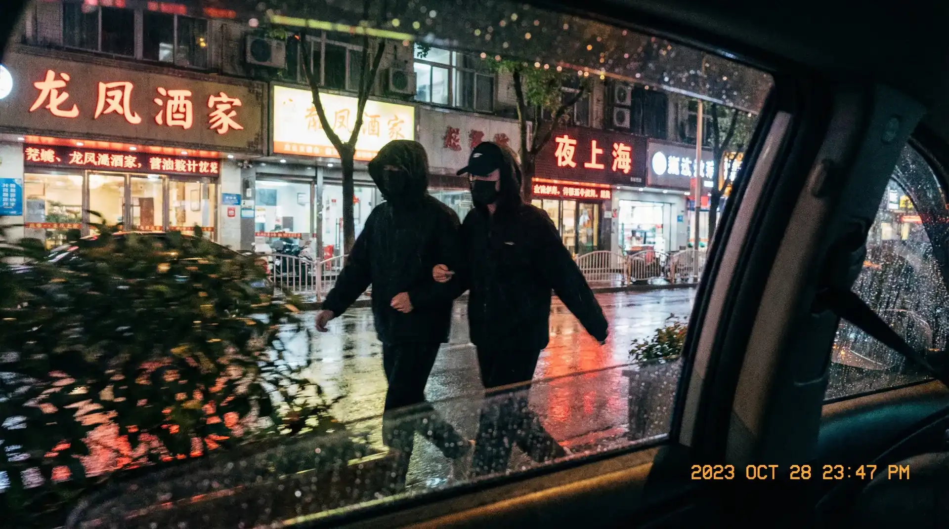 财神体育 - 顶流明星深夜密会现场抓拍照片